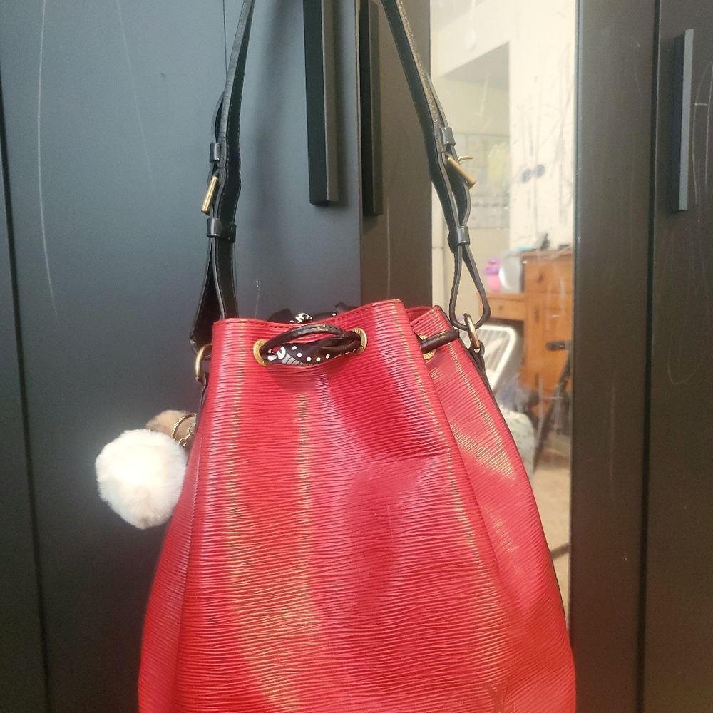 Authentic Louis Vuitton Noe Red Bucket Bag - Picture 4 of 11